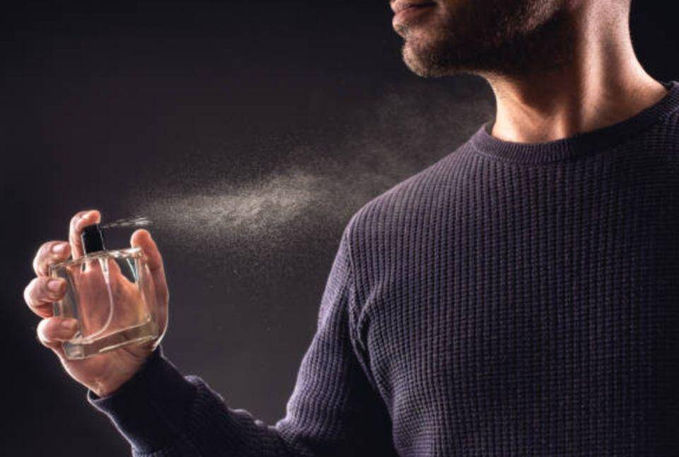 ilustrasi pria yang memakai parfum (istockphoto.com/ilkercelik)
