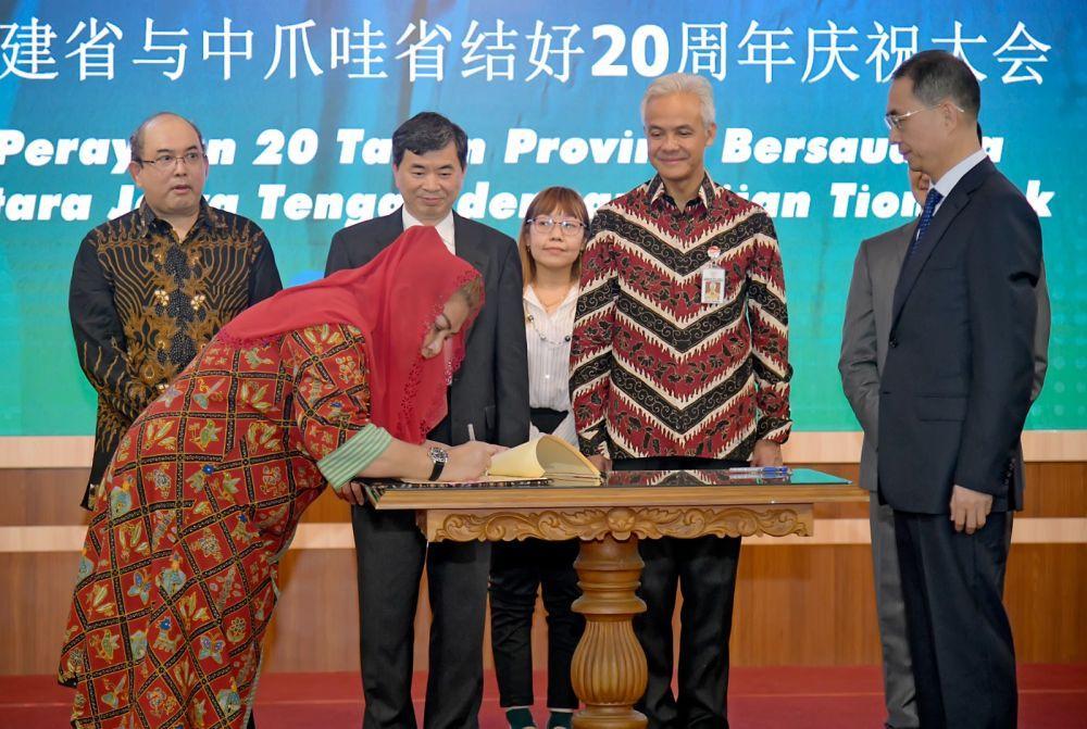 Pemkot Semarang menandatangani nota kesepahaman (MoU) dengan Pemkot Fuzhou di Semarang, Rabu (10/5/2023). (Dok. Humas Pemkot Semarang)
