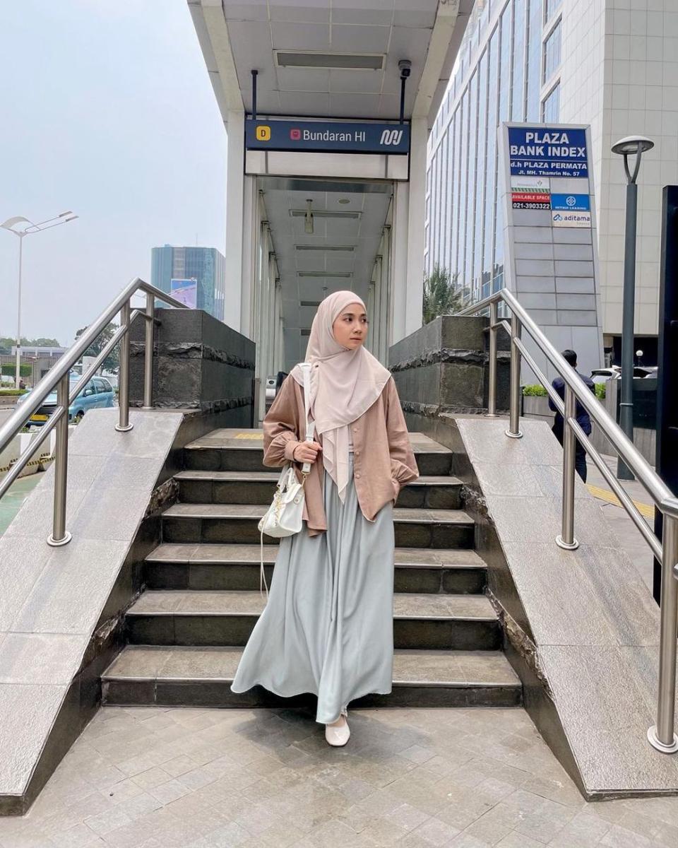 inspirasi outfit girly dengan rok ala Richa Etika (instagram.com/richaeu)