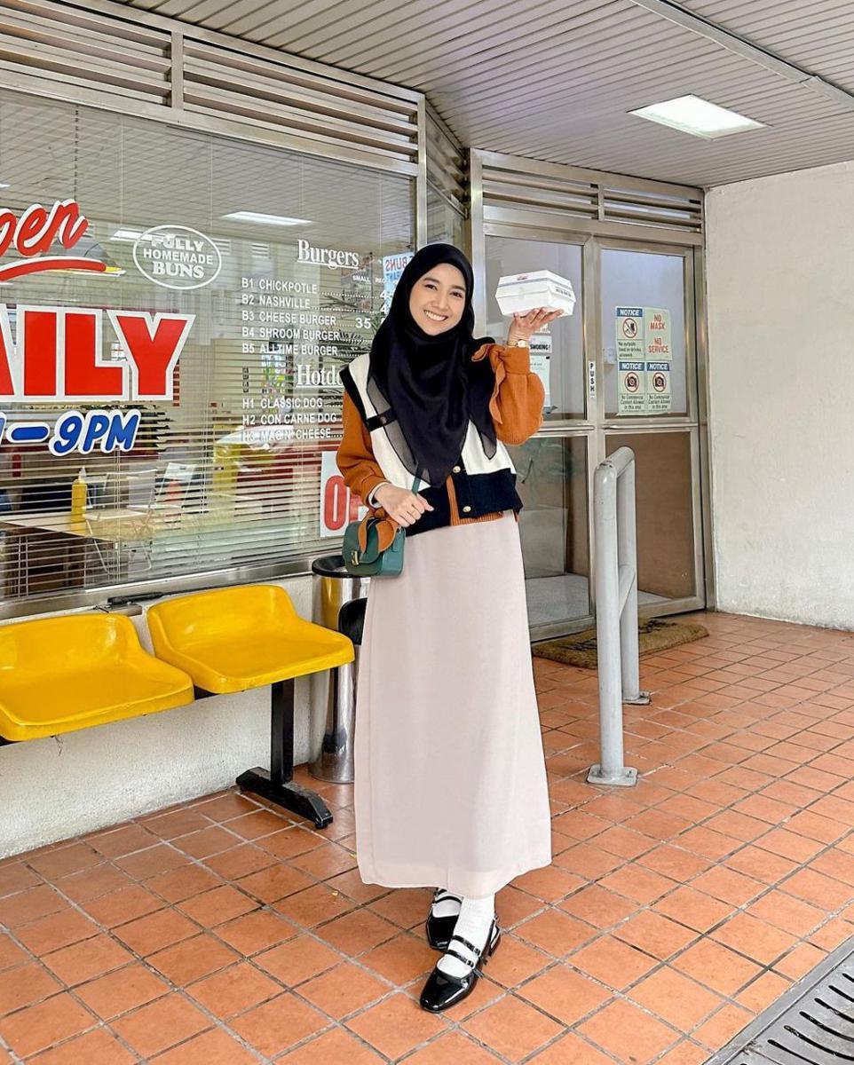 inspirasi outfit girly dengan rok ala Richa Etika (instagram.com/richaeu)