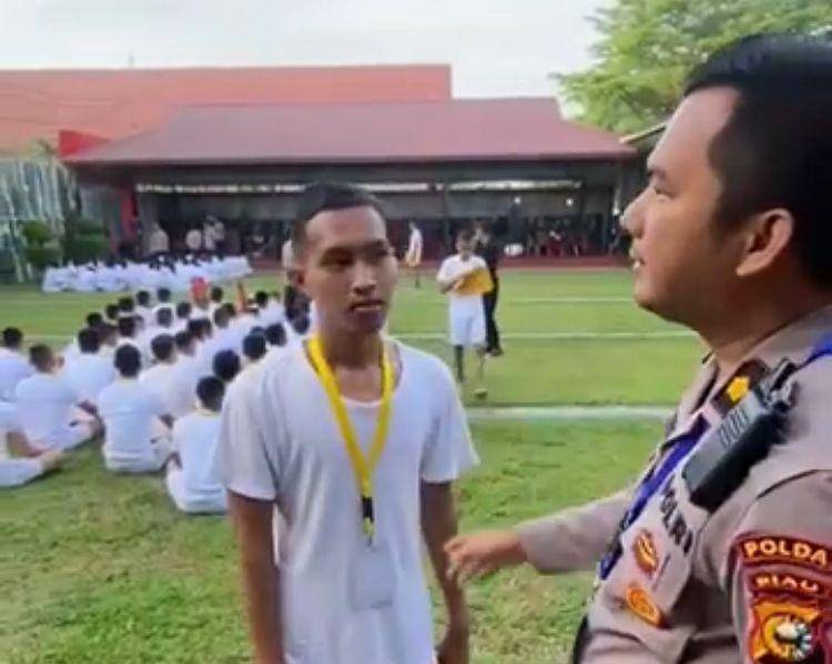 Muhammad Iqbal mengenakan kaus robek saat tes Polisi di Polda Riau (Dok. Instagram @viralno.1)