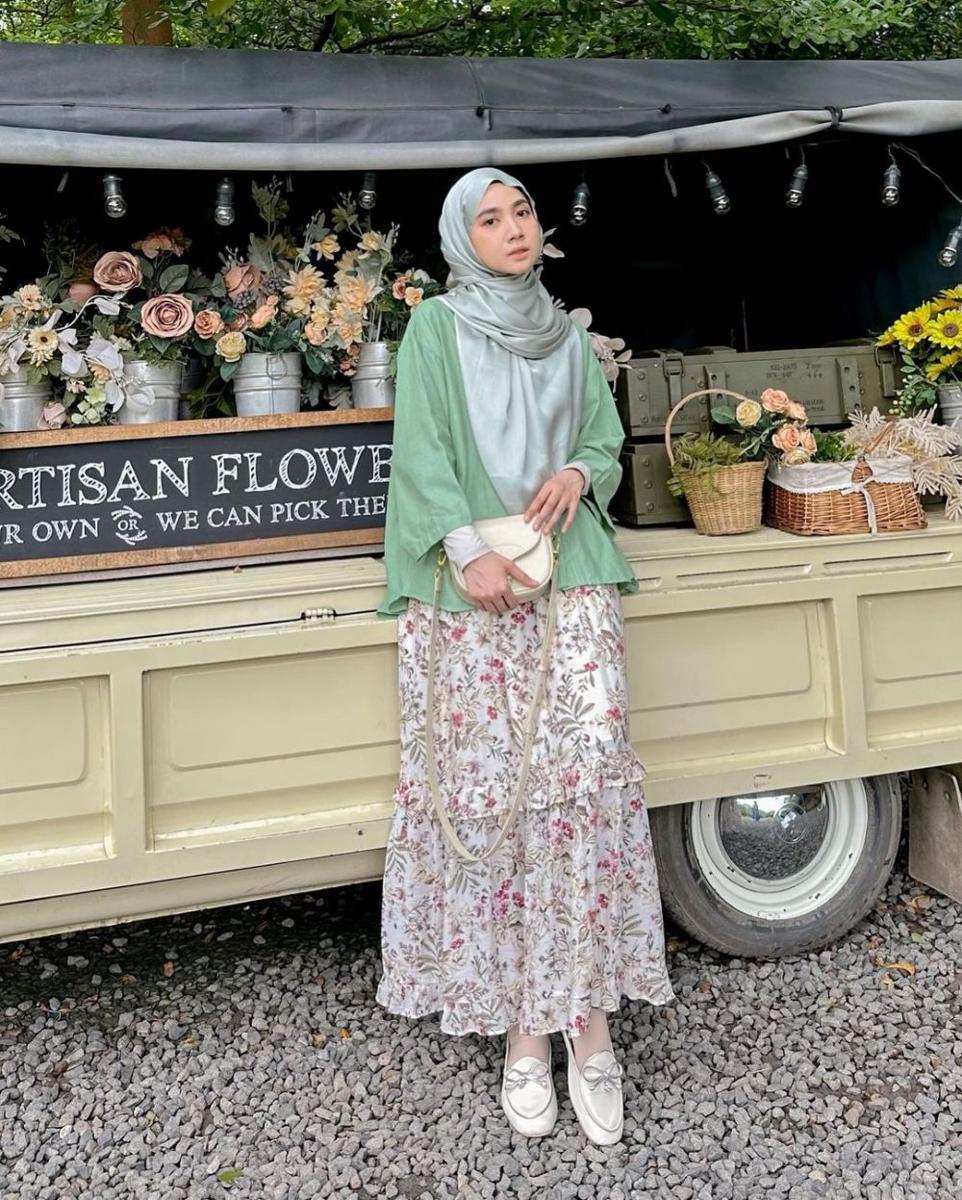inspirasi outfit girly dengan rok ala Richa Etika (instagram.com/richaeu)