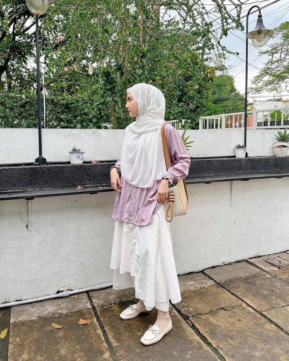 inspirasi outfit girly dengan rok ala Richa Etika (instagram.com/richaeu)