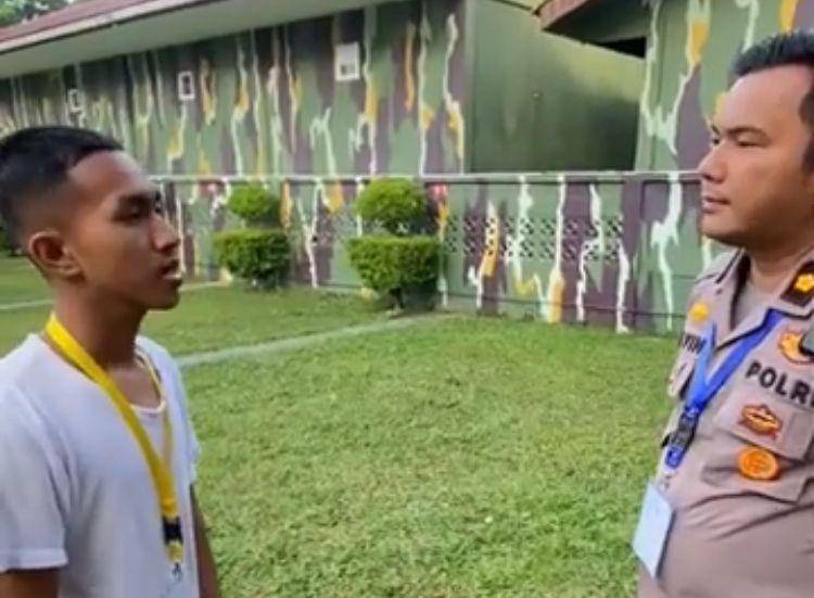 Muhammad Iqbal mengenakan kaus robek saat tes Polisi di Polda Riau (Dok. Instagram @viralno.1)