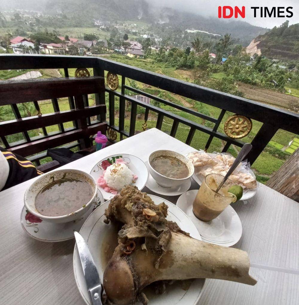 Suguhan sup stengkel di Pondok Soto Man, Solok (IDN Times/Irfan Fathurohman)