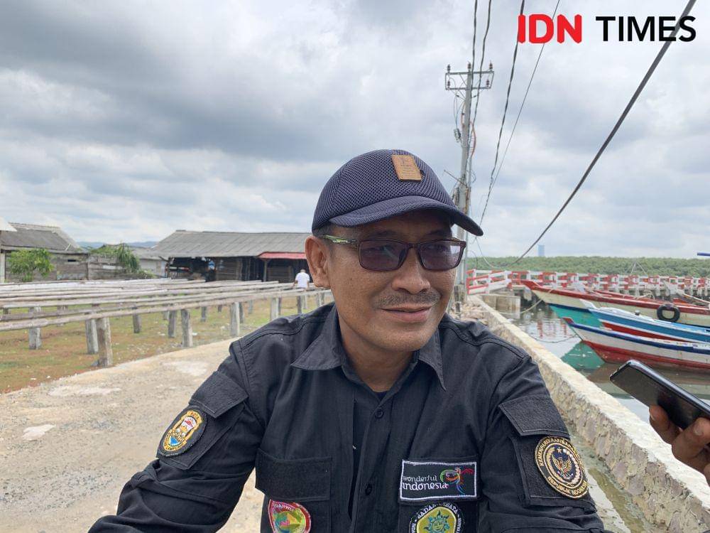 Pengolah ikan asin Pulau Pasaran, Toto. (IDN Times/Rohmah Mustaurida)