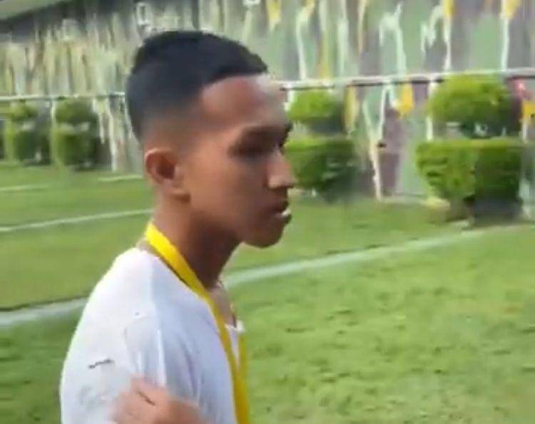 Muhammad Iqbal mengenakan kaus robek saat tes Polisi di Polda Riau (Dok. Instagram @viralno.1)
