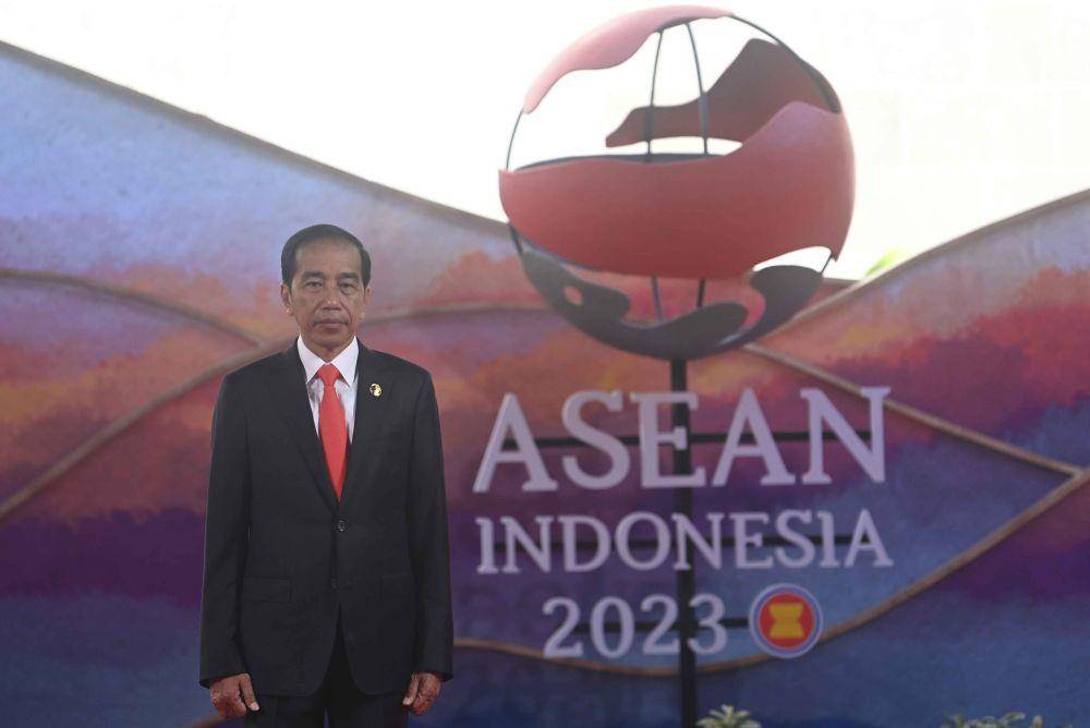 Presiden Joko Widodo bersiap menyambut kedatangan kepala negara ASEAN saat Konferensi Tingkat Tinggi (KTT) ke-42 ASEAN di Labuan Bajo, Manggarai Barat, Nusa Tenggara Timur (NTT), Rabu (10/5/2023). (ANTARA FOTO/Aprillio Akbar)