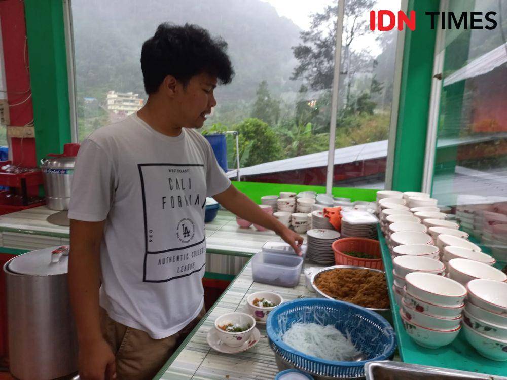 Putra pemilik Pondok Soto Man, Niko saat berbincang dengan IDN Times (IDN Times/Irfan Fathurohman)