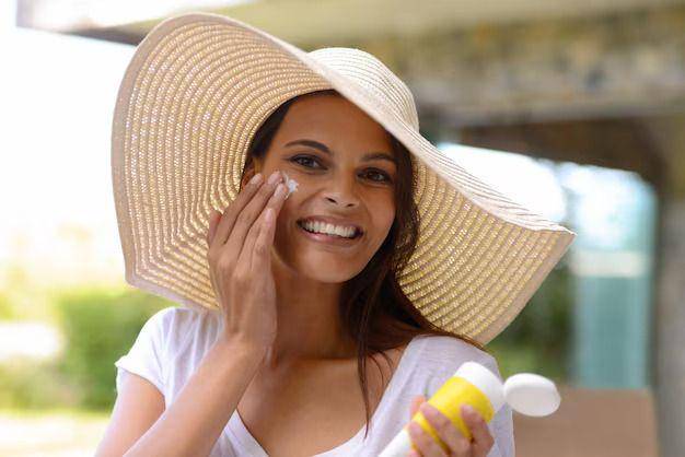 Ilustrasi reapply sunscreen (Freepik.com/YuriArcursPeopleimages)