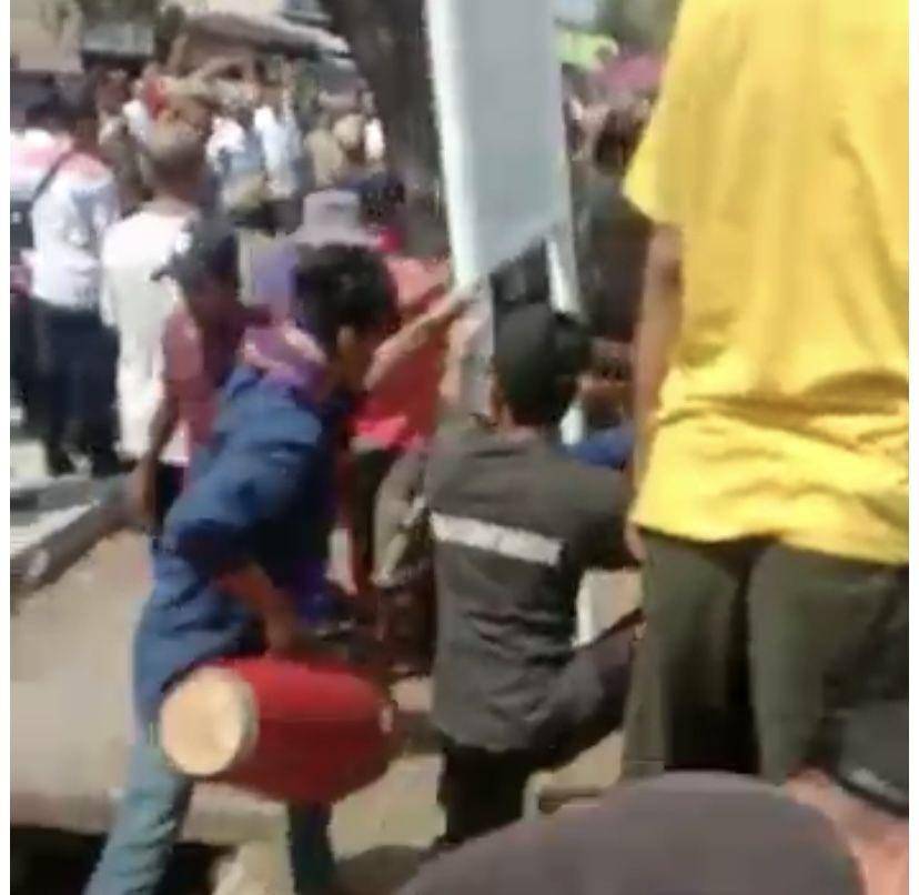 Masyarakat sekitar sempat ricuh dengan petugas Satpol PP di Lapangan Sejati Medan (Dok. Istimewa)