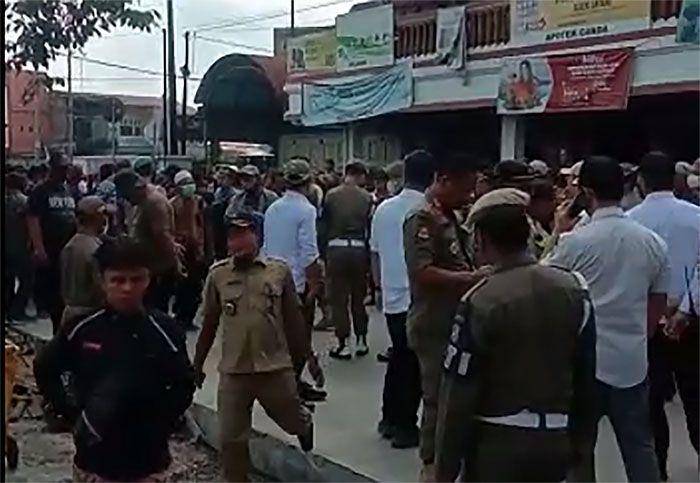 Penertiban Lapangan Sejati Jalan AH Nasution Medan Satpol PP nyaris bentrok dengan warga, Rabu (10/5/2023). (Dok. IDN Times)