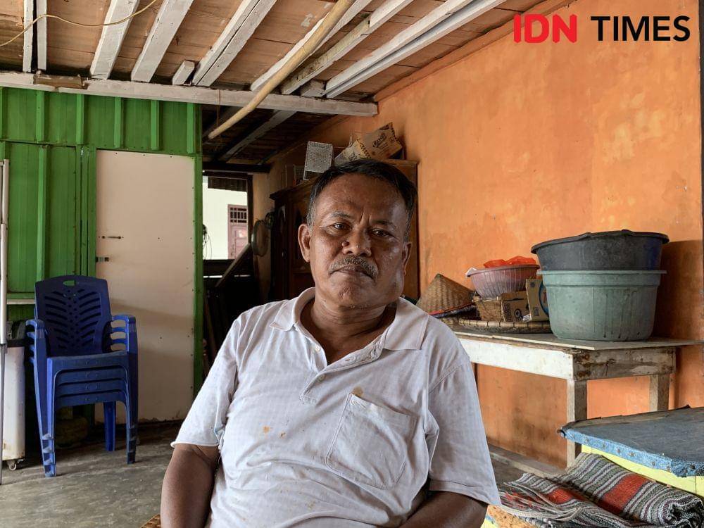 Pengolah ikan asin di Pulau Pasaran, Sarnoto. (IDN Times/Rohmah Mustaurida)
