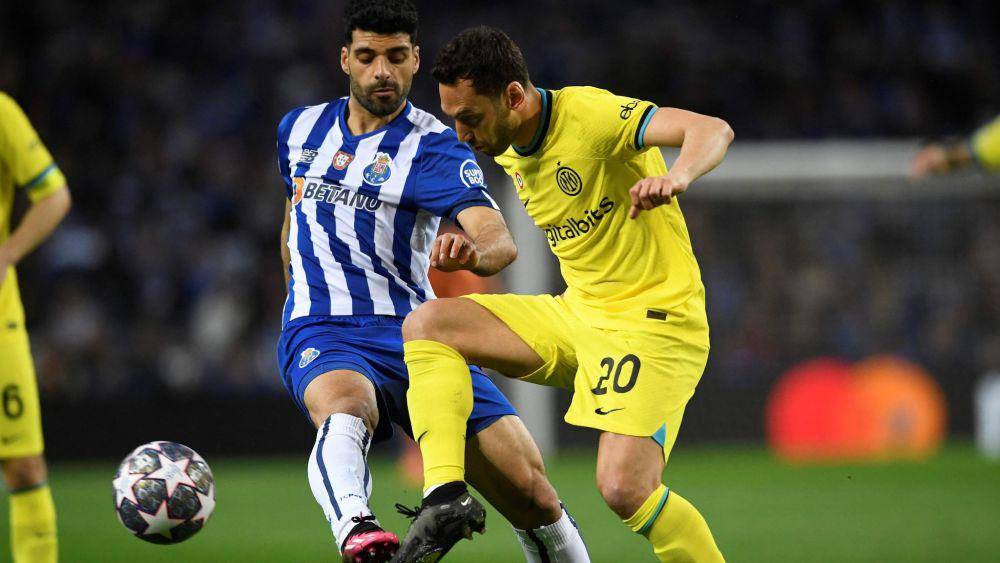 Hakan Calhanoglu, pemain Inter Milan, bentrok dengan pemain Porto pada babak 16 besar Liga Champions Eropa 2022/2023. (uefa.com)