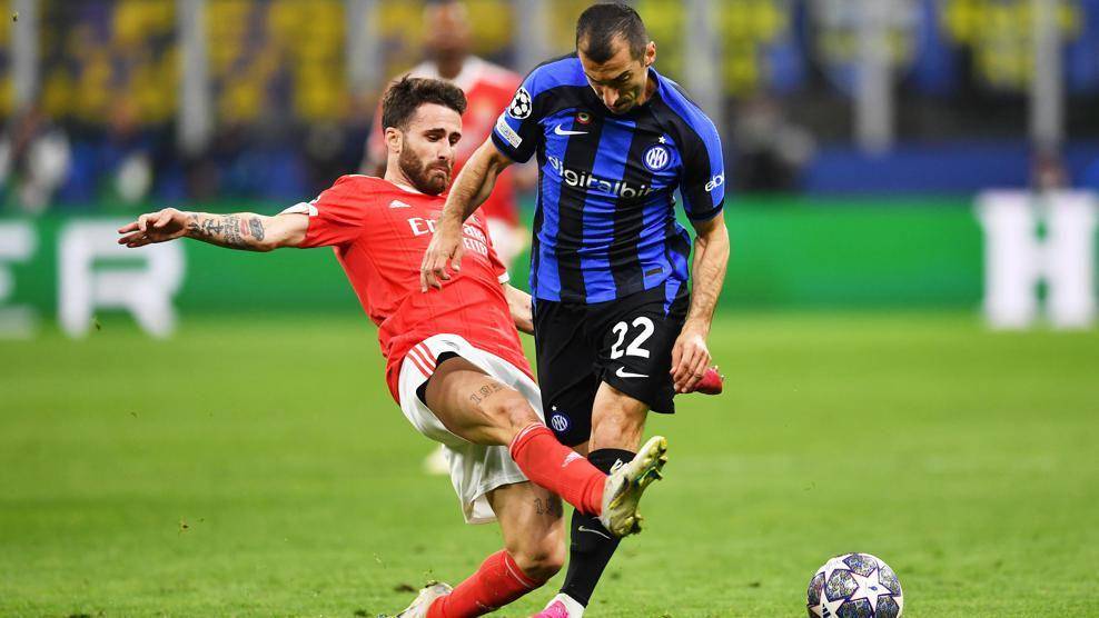 Pemain Benfica berusaha menekel pemain Inter Milan di perempat final Liga Champions Eropa 2022/2023. (uefa.com)