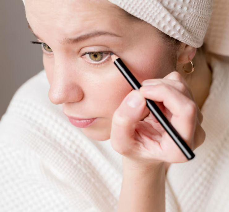 Ilustrasi bsic eyeliner (Freepik.com/ stockking)