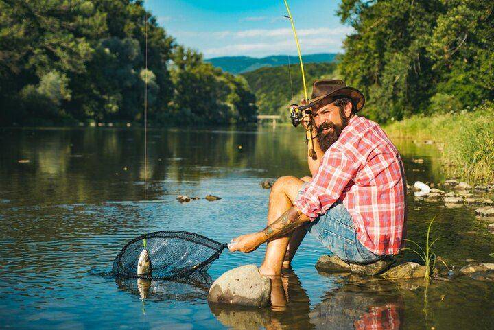 Ilustrasi orang memancing (freepik.com/volodymyr-t)