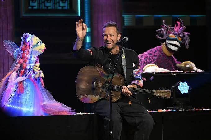 Chris Martin dan The Weirdos (instagram.com/coldplay)