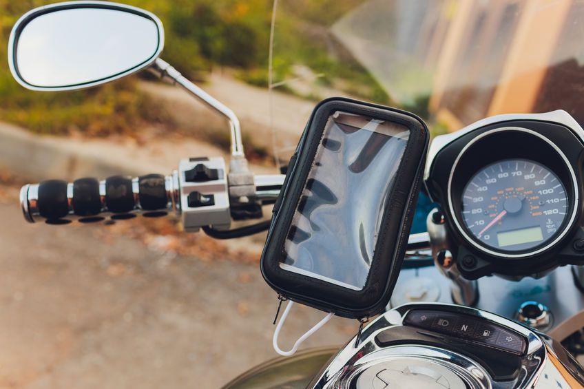 Benarkah Mengisi Daya Smartphone di Motor Bikin Aki Cepat Soak?