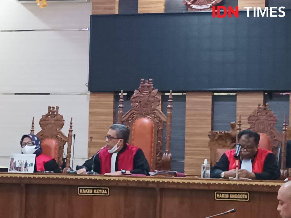 Majelis hakim perkara suap penerimaan mahasiswa baru (PMB) Universitas Lampung (Unila) jalur Mandiri 2022. (IDN Times/Tama Yudha Wiguna).