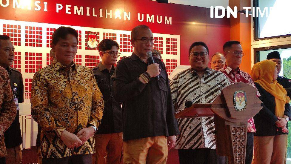 Ketua KPU Hasyim Asy'ari bersama Ketua DKPP Heddy Lugito dan Ketua Bawaslu Rahmat Bagja dalam konferensi pers di Kantor KPU, Jakarta Pusat pada 10 Mei 2023 (IDN Times/Yosafat Diva Bayu Wisesa)