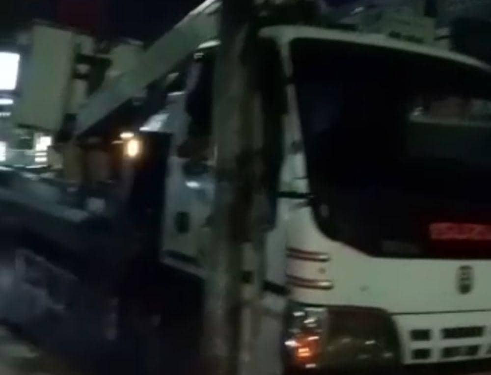 Potongan video menayangkan mobil kendaraan dinas milik Pemerintah Kota (Pemkot) Bandar Lampung terekam warga tengah memasang atribut bendera partai di Bandar Lampung. (IDN Times/Istimewa).