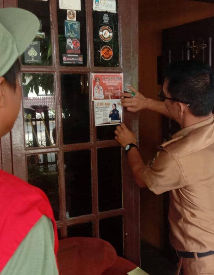 Sosok lurah tempel stiker Caleg DPR RI di rumah warga Bandar Lampung. (IDN Times/Istimewa).