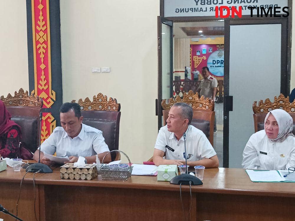 Jajaran Dinas PU Bandar Lampung saat rapat dengar bersama Komisi I dam III DPRD Kota Bandar Lampung, Rabu (10/5/2023). (IDN Times/Tama Yudha Wiguna) .