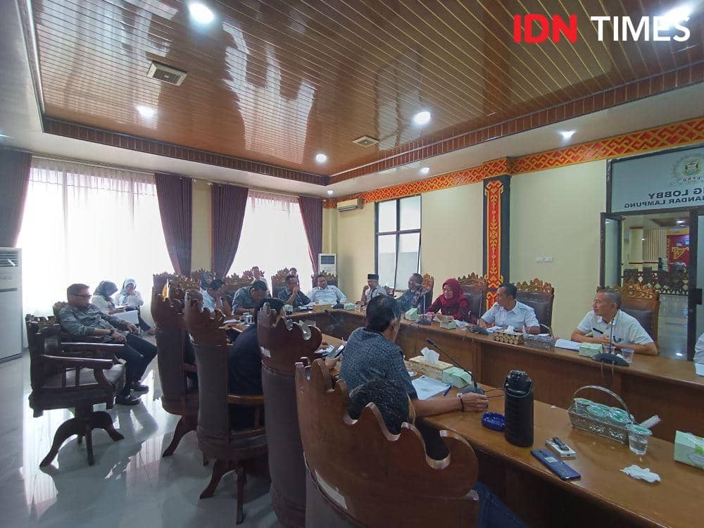 Jajaran Dinas PU Bandar Lampung saat rapat dengar bersama Komisi I dam III DPRD Kota Bandar Lampung, Rabu (10/5/2023). (IDN Times/Tama Yudha Wiguna) .