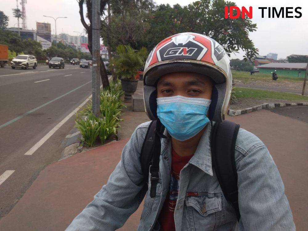 Seorang pengendara sepeda motor, Deni Arya (24). (IDN Times/Imam Faishal)