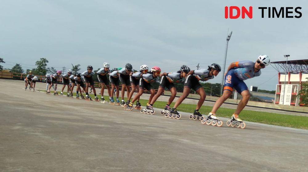 Atlet sepatu roda berlatih di lintasan sepatu roda SSA Bantul. (IDN Times/Daruwaskita)