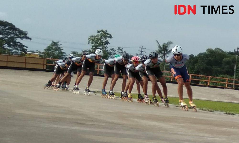 Atlet sepatu roda sedang latihan di lintasan sepatu roda SSA Bantul.(IDN Times/Daruwaskita)