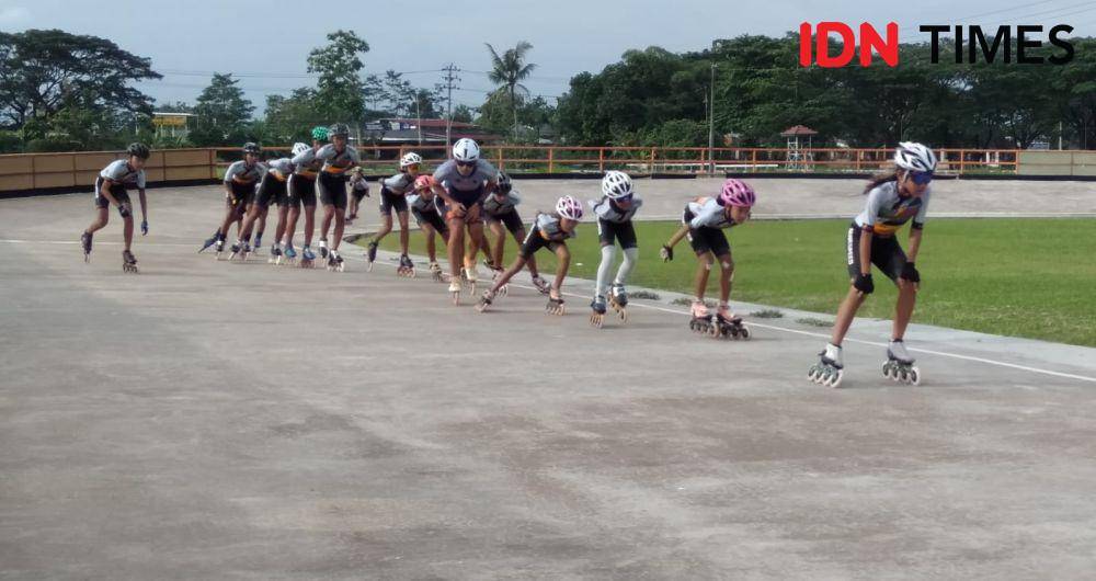 Atlet sepatu roda sedang latihan di lintasan sepatu roda SSA Bantul.(IDN Times/Daruwaskita)