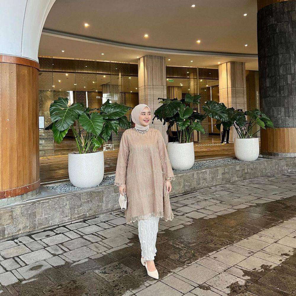 inspirasi outfit kondangan hijab yang anggun nan elegan (instagram.com/meilanindraa)