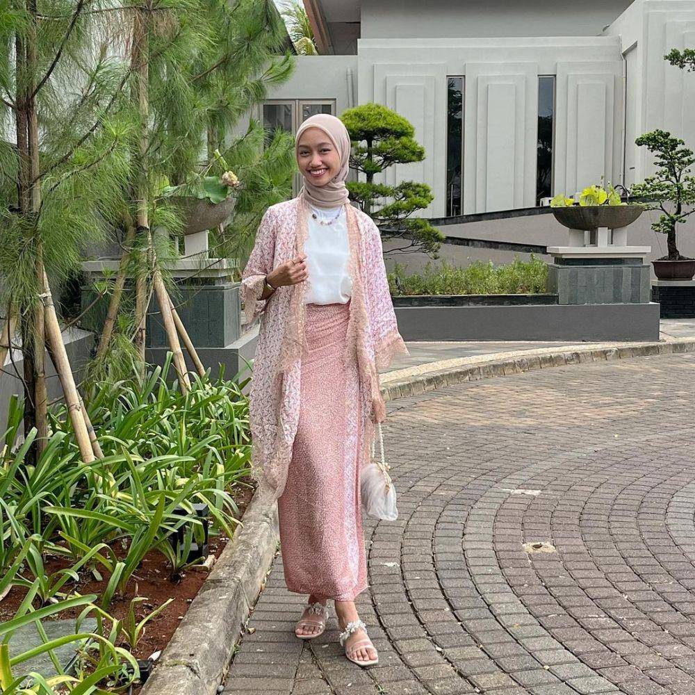 inspirasi outfit kondangan hijab yang anggun nan elegan (instagram.com/kanazhra)