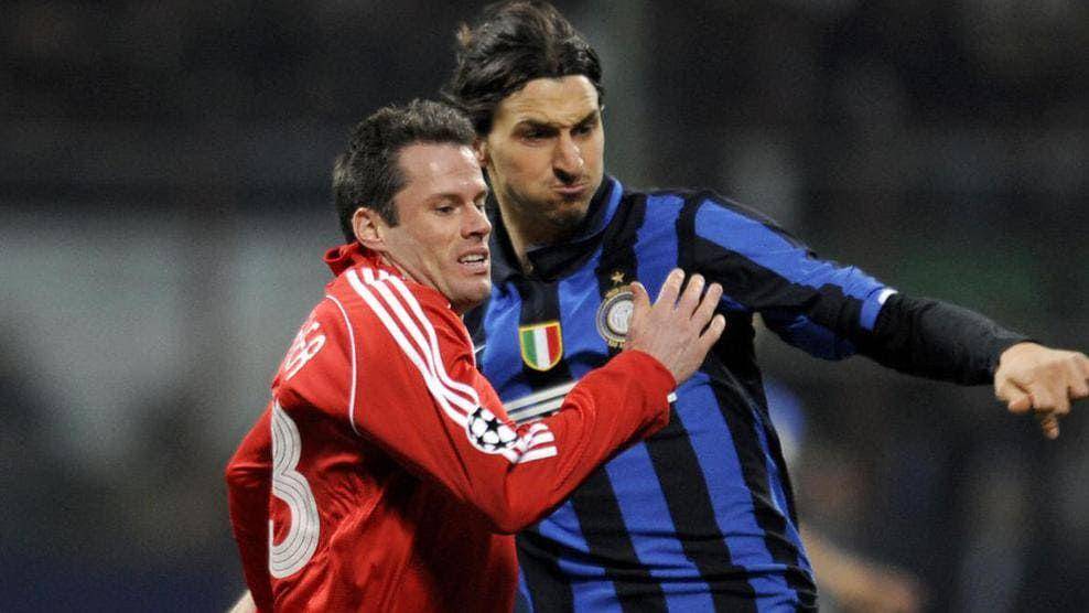 Jamie Carragher, bek Liverpool, mengadang Zlatan Ibrahimovic, striker Inter Milan, di Liga Champions Eropa. (uefa.com)