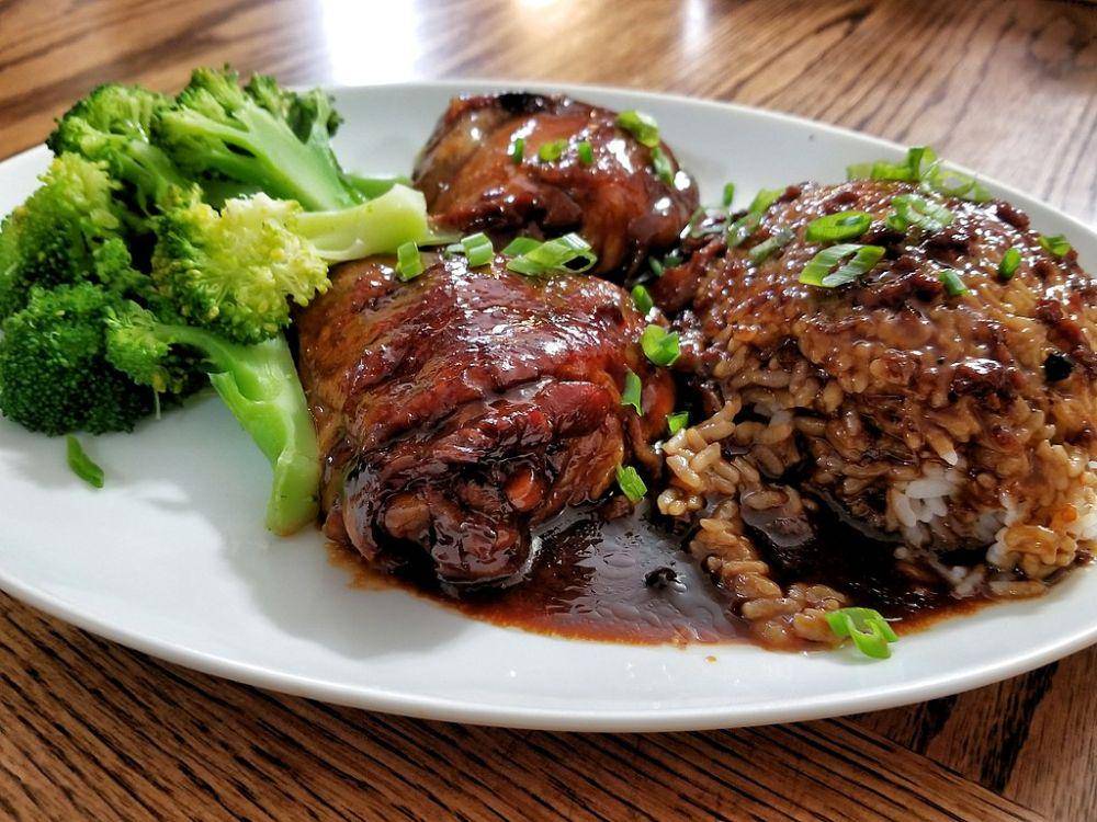 chicken adobo (commons.wikimedia.org/jeffreyw)
