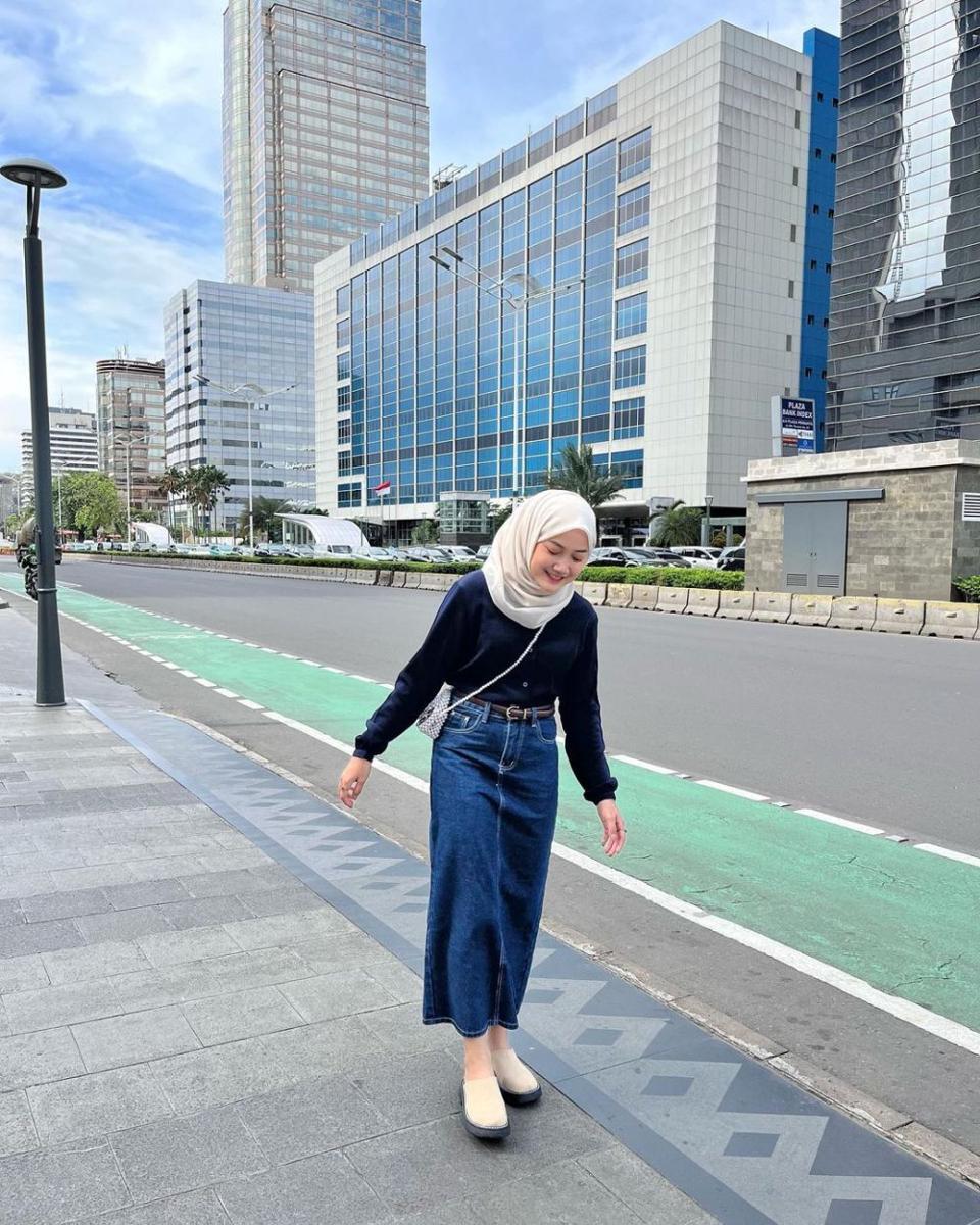 OOTD hijab yang cocok dipakai hangout (instagram.com/adindavld)