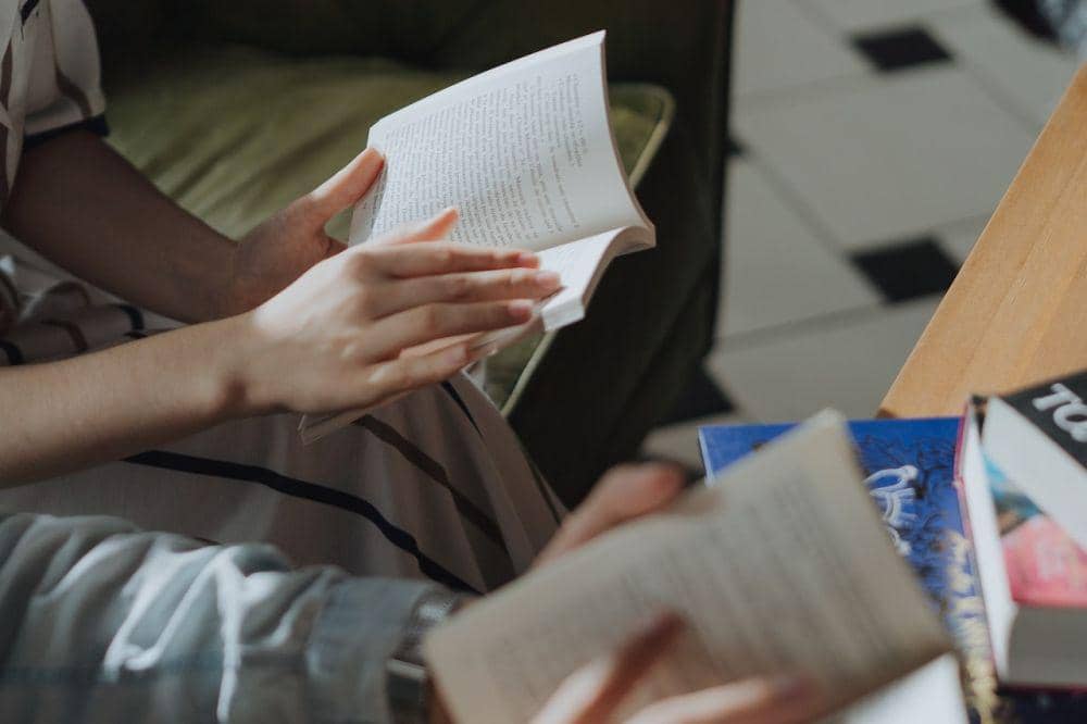 ilustrasi membaca buku (Pexels.com/cottonbro studio)