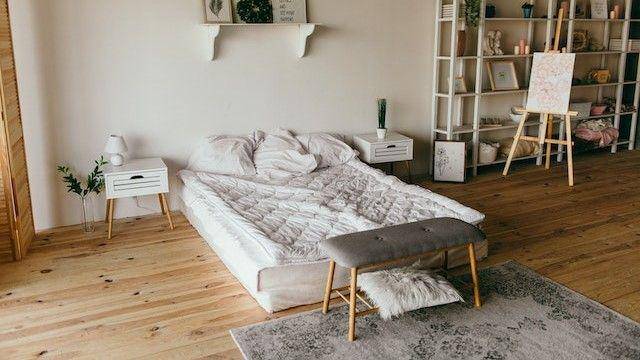 Lantai kayu pada kamar tidur (pexels.com/Dmitry Zvolskiy)