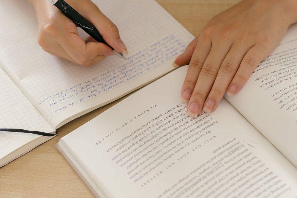 ilustrasi mencatat (Pexels.com/Mikhail Nilov)