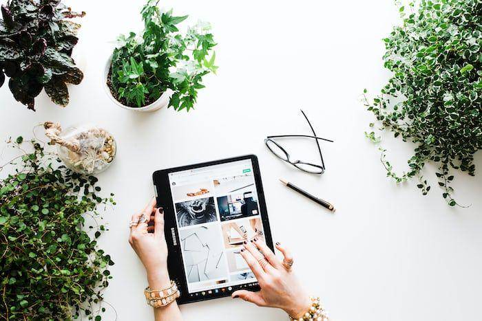 ilustrasi orang sedang belanja online (unsplash.com/Brooke Lark)