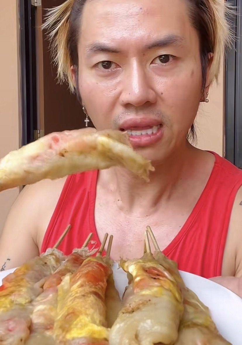 Rafael Tan coba jajanan lainnya (tiktok.com/rafael_1616)