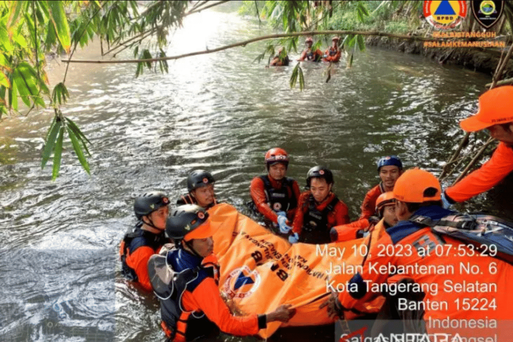 Petugas BPBD Tangerang Selatan mengevakuasi bocah yang hanyut di Sungai kawasan Pondok Aren, Tangerang Selatan, Rabu (10/5/2023) (Dok.BPBD Tangsel/Sintia Dini L / Al-Afifi Elfa R