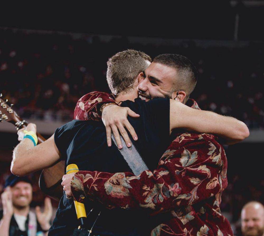Chris Martin dan Manuel Turizo saat konser di Argentina (instagram.com/coldplay)