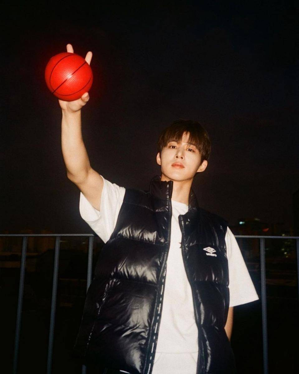 B.I eks iKON (instagram.com/shxxbi131)