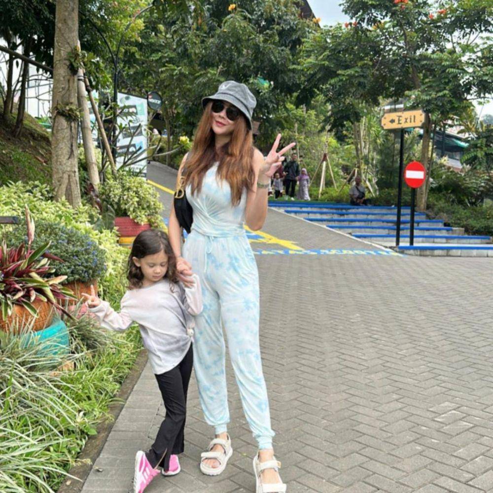 potret Aura Kasih dan buah hati(instagram.com/aurakasih)
