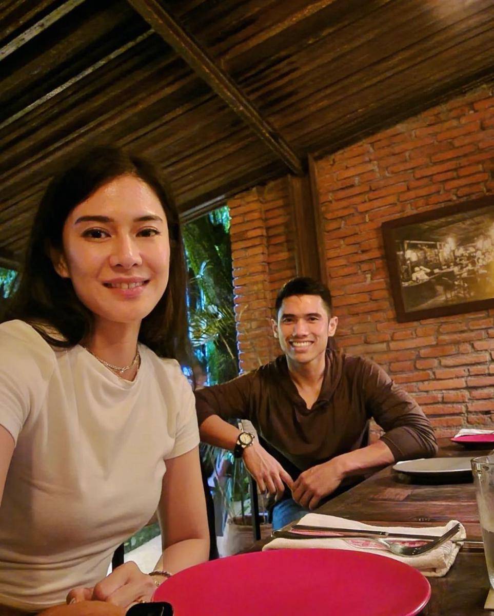 potret Dian Sastrowardoyo dan suami (instagram.com/therealdisastr)