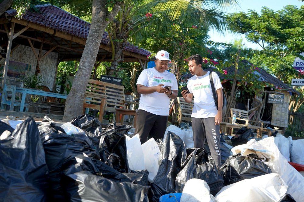 Telkomsel Jaga Bumi menggandeng PlusTik menggelar aktivitas Beach Clean Up dan mengumpulkan sampah cangkang dan kemasan kartu SIM dari outlet penjual pulsa di Pantai Waecicu, Pantai Binongko, dan Pantai Pede Kawasan Labuan Bajo, Provinsi Nusa Tenggara Timur 7-13 Mei 2023. (Dok. Telkomsel).