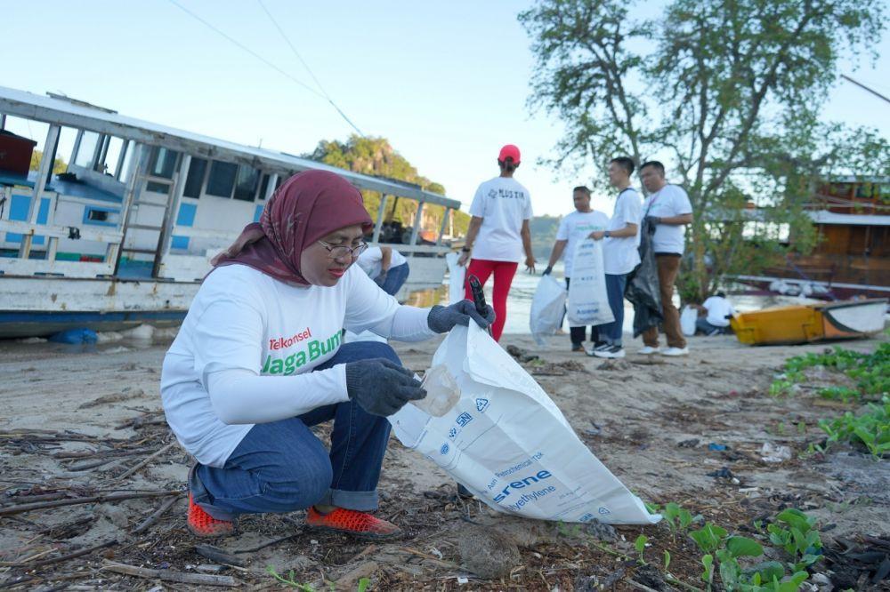 Telkomsel Jaga Bumi menggandeng PlusTik menggelar aktivitas Beach Clean Up dan mengumpulkan sampah cangkang dan kemasan kartu SIM dari outlet penjual pulsa di Pantai Waecicu, Pantai Binongko, dan Pantai Pede Kawasan Labuan Bajo, Provinsi Nusa Tenggara Timur 7-13 Mei 2023. (Dok. Telkomsel).